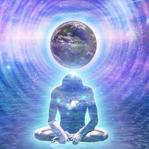 Könnte beinhalten: Ein digitales Kunstwerk, das eine durchscheinende menschliche Figur in sitzender Meditationshaltung zeigt. Die Figur ist mit einem sternenklaren Nebelmuster gefüllt und von einer leuchtend blauen Aura umgeben. Über der Figur schwebt die Erde.
