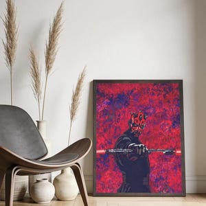 Op de afbeelding: Een ingelijste rechthoekige wandkunstprint met een personage met rode en zwarte gezichtsmarkeringen, gekleed in donkere kleding, die een rood dubbelzijdig lichtzwaard vasthoudt. De achtergrond is een textuurrijke, abstracte mix van levendig rood en diep paars.