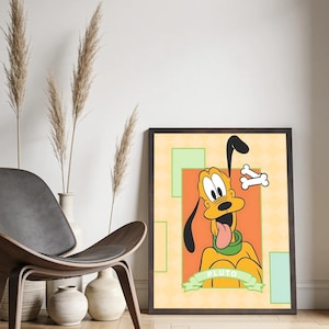 Puede incluir: Una impresión de arte mural rectangular enmarcada que muestra un perro de dibujos animados amarillo con un collar verde y un hueso blanco. El fondo es un patrón de cuadros naranja claro y amarillo con rectángulos verde claro. El nombre PLUTO está en una cinta.