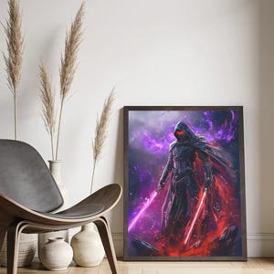 Puede incluir: Una impresión de arte digital enmarcada que representa una figura encapuchada con armadura oscura, usando una máscara con ojos rojos brillantes. El personaje sostiene dos sables de luz brillantes, uno morado y otro rojo, sobre un fondo de energía.