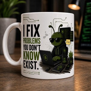Puede incluir: Una taza de cerámica blanca con un personaje alienígena verde que lleva gafas de sol y sudadera con capucha, escribiendo en un portátil. El texto dice I FIX PROBLEMS YOU DON'T KNOW EXIST, junto a gráficos de circuitos y un bloc.