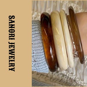 Marmerhars armbanden set bruin ivoor acryl stapelbare armbanden