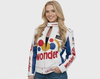 Peut inclure: Une veste de course en similicuir blanc avec des panneaux latéraux bleus et des graphismes circulaires rouges, jaunes et bleus sur la poitrine. Le mot Wonder est imprimé en grandes lettres rouges sur le devant et les manches, avec un col montant.