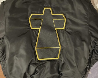 Blouson universitaire en satin Justice Cross - Blouson aviateur unisexe de style vintage, manteau streetwear brodé