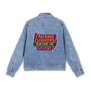Peut inclure: Veste en jean bleu clair avec un motif de néon dans le dos. Le signe indique "PACKAGE LIQUORS DRIVE IN Lounge" en rouge, vert et bleu. La veste a un col classique, une fermeture à boutons et deux poches poitrine.