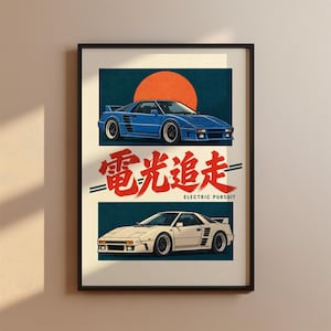 Puede incluir: Un póster enmarcado que muestra un coche deportivo azul sobre uno blanco, sobre un fondo verde azulado oscuro con un gran círculo naranja. Grandes caracteres japoneses rojos y el texto Electric Pursuit están centrados entre los coches.