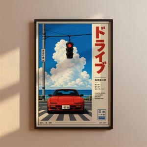 Puede incluir: Un póster enmarcado que muestra un coche deportivo rojo detenido en un semáforo bajo un cielo azul con grandes nubes blancas. La obra incluye texto en japonés, las palabras en inglés COASTAL ROADS, CLEAR SKIES, ENDLESS POSSIBILITIES y una matrícula.