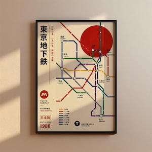Könnte beinhalten: Ein gerahmtes Poster mit einem U-Bahn-Plan von Tokio mit farbigen Transitlinien, einem großen roten Kreis und japanischem Text, einschließlich Tokyo Chikatetsu. Das Design enthält eine Legende, das Jahr 1988 und den Text Made in Japan auf cremefarbenem Grund.