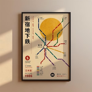 Könnte beinhalten: Ein gerahmtes Poster mit einem stilisierten U-Bahn-Plan von Tokio und einem großen gelben Kreis im Hintergrund. Das Design enthält schwarzen japanischen Text, die englischen Wörter Shinjuku Central, Made in Japan, das Jahr 1986 und eine Legende.