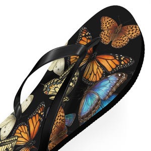 Tongs à motif papillon réaliste