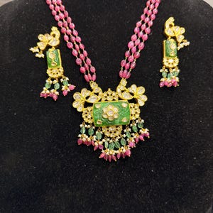 Set di collana in oro 22 carati con rubini, smeraldi, diamanti polki e diamanti, gioiello da sposa artigianale di grande impatto.