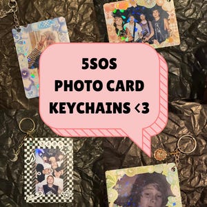 Puede incluir: Cuatro llaveros rectangulares con tarjetas fotográficas de la banda 5SOS. Cada llavero tiene un borde decorativo único, incluyendo patrones azules, naranjas, a cuadros blancos y negros, y verdes, con anillos y dijes de metal adjuntos.