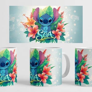 Op de afbeelding: Witte keramische mok met een blauw stripfiguur omringd door tropische bloemen en groene bladeren. De mok heeft het woord "SOA" in een gestileerd lettertype. De achtergrond is een lichtblauwe gradi&euml;nt.