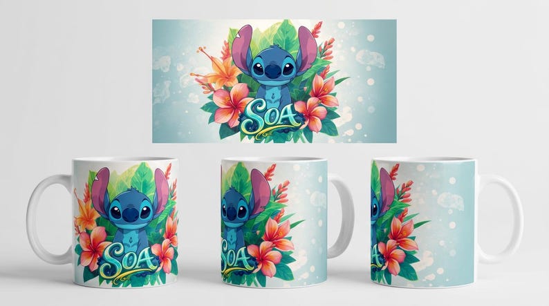 Op de afbeelding: Witte keramische mok met een blauw stripfiguur omringd door tropische bloemen en groene bladeren. De mok heeft het woord "SOA" in een gestileerd lettertype. De achtergrond is een lichtblauwe gradi&euml;nt.