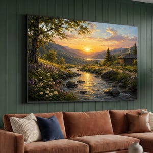 Può includere: Una stampa artistica rettangolare che raffigura un tramonto su una valle montana con un ruscello in primo piano. La scena presenta una piccola baita, colline verdi, rocce sparse e fiori selvatici nelle tonalità del giallo e del viola.