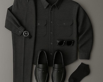 Conjunto de traje safari completamente negro, camisa abotonada y pantalón, atuendo elegante e informal de lujo, conjunto coordinado para hombre, ropa de oficina y de fiesta.