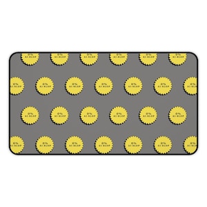 Puede incluir: Una alfombra rectangular gris con un patrón repetido de círculos amarillos festoneados. Cada círculo contiene el texto "0% AI-SLOP" en negro. La alfombra tiene esquinas redondeadas y un borde negro.