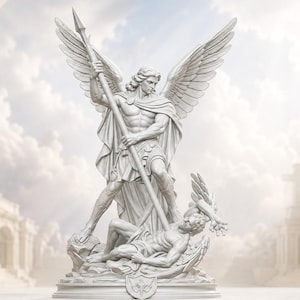 Op de afbeelding: Een wit steenkleurig beeldhouwwerk dat een gevleugelde figuur voorstelt die boven een gevallen figuur staat. De staande figuur houdt een lange speer vast die naar beneden wijst en draagt een gedrapeerd gewaad en een harnas met vleugeldetails.