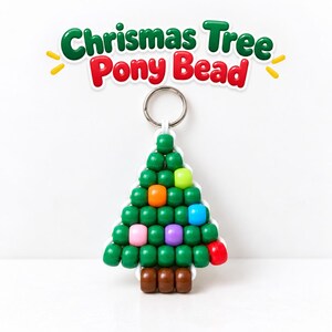 Op de afbeelding: Een kerstboomvormige sleutelhanger gemaakt van groene pony-kralen met kleurrijke accenten in geel, oranje, blauw, roze, paars en rood, met bruine kralen aan de basis en een zilveren metalen ring. De tekst "Christmas Tree Pony Bead" staat erboven.