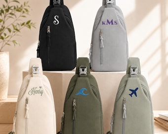Può includere: Cinque zaini monospalla in nero, grigio chiaro, crema, verde oliva e verde salvia. Ogni borsa presenta una cerniera frontale verticale, un cinturino con fibbia superiore e ricami personalizzati tra cui le lettere S, KMS, Henry, un'onda e un aereo.