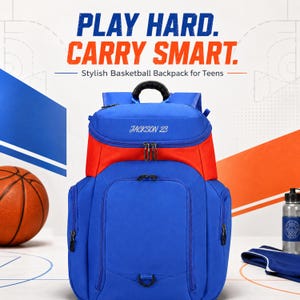 Op de afbeelding: Een blauwe en oranje rugzak met een zwart handvat en ritssluitingen. Op de voorkant staat de tekst "JACKSON 23" in wit schrift. Boven de rugzak staat de tekst "PLAY HARD. CARRY SMART. Stylish Basketball Backpack for Teens."
