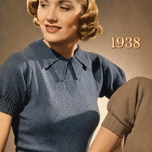 Könnte beinhalten: Vintage-Foto einer Frau in einem blauen Strickoberteil mit Kragen und kurzen Ärmeln. Das Bild ist von 1938 datiert. Die Frau hat blondes Haar, das in Wellen gestylt ist.