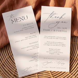 Op de afbeelding: Twee verticale witte papieren kaarten met zwarte tekst. De linkerkaart is getiteld THE MENU, met gerechten zoals Whipped Ricotta en Baby Gem Caesar. De rechterkaart is getiteld Thank you TO OUR FAMILY & FRIENDS, ondertekend door Sophie & Harry.