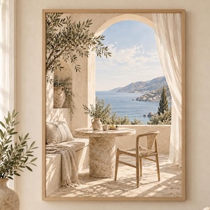 Könnte beinhalten: Ein gerahmter Wandkunstdruck, der eine mediterrane Balkonszene mit einem Steintisch, einem Holzstuhl und einem Küstenblick durch eine Bogenöffnung zeigt. Die Szene umfasst einen Olivenbaum, eine strukturierte Bank und eine Vase.
