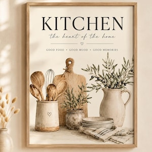 Może przedstawiać: Oprawiony wydruk ścienny z tekstem KITCHEN the heart of the home, GOOD FOOD GOOD MOOD GOOD MEMORIES. Ilustracja przedstawia drewniane łyżki, trzepaczkę, deskę do krojenia, gałązki oliwne w dzbanku oraz stos misek na blacie.