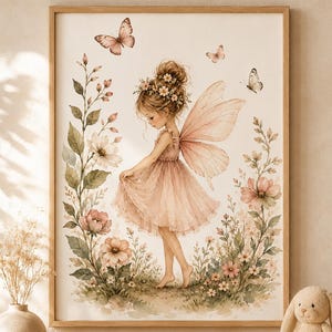 Könnte beinhalten: Ein gerahmter Kunstdruck mit einer Aquarellillustration einer Fee mit hellrosa Flügeln und passendem Kleid, die inmitten von Blumen und Schmetterlingen steht. Die Fee trägt einen Blumenkranz im Haar und steht barfuß in einer Gartenlandschaft.