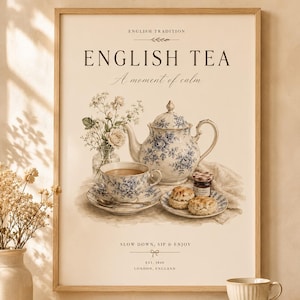 Peut inclure: Une affiche encadrée présentant une illustration à l'aquarelle d'une théière à motifs floraux bleus et blancs, une tasse sur une soucoupe, deux scones, un petit pot et un vase de fleurs. Le texte indique ENGLISH TEA, A moment of calm et LONDON, ENGLAND.