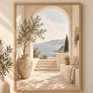 Könnte beinhalten: Ein gerahmter Kunstdruck, der eine mediterrane Steinterrasse mit einer Bogenöffnung zum Meer zeigt. Die Szene umfasst eine große, strukturierte Urne mit einem Olivenbaum, Steinstufen, eine eingebaute Bank mit einer Decke und einen Küstenblick.