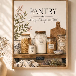 Könnte beinhalten: Ein gerahmter Wandkunstdruck mit dem Text PANTRY where good things are stored. Das Bild zeigt Gläser mit Nudeln, Mehl, braunem Zucker und Haferflocken auf einem Holzregal, neben einem Schneidebrett, einem kleinen Keramiktopf und einem Tuch.