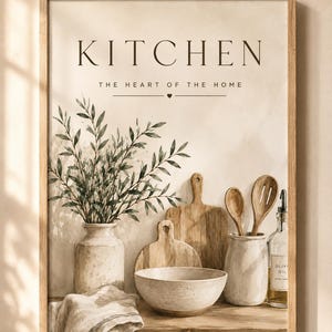 Może przedstawiać: Oprawiony wydruk artystyczny z napisem KITCHEN THE HEART OF THE HOME. Ilustracja przedstawia ceramiczny wazon z gałązkami, dwie drewniane deski do krojenia, ceramiczną miskę, pojemnik na przybory kuchenne z łyżkami oraz butelkę oliwy.