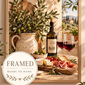 Può includere: Una stampa artistica incorniciata che raffigura una scena rustica con una brocca in ceramica maculata piena di rami d'ulivo, una bottiglia di Vino Rosso, due calici di vino rosso, un tagliere di legno con formaggio, prosciutto e pomodori.