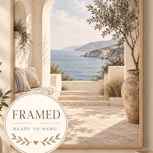Könnte beinhalten: Ein gerahmter Kunstdruck mit einer mediterranen Küstenszene, einem Steinbogen, einer großen Terrakotta-Vase mit einem Baum und Blick auf das Meer. Ein kreisförmiges Overlay links zeigt den Text FRAMED READY TO HANG mit Blatt-Symbolen.