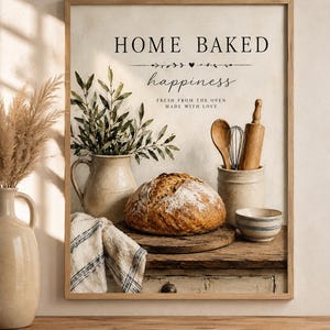Może przedstawiać: Oprawiony wydruk artystyczny przedstawiający bochenek chleba na drewnianej desce, dzbanek z zielenią i przybory kuchenne. Tekst brzmi: HOME BAKED happiness FRESH FROM THE OVEN MADE WITH LOVE. Paleta kolorów obejmuje kremowy, brązowy i niebieski.