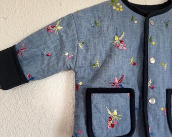 Chaqueta acolchada hecha a mano para niños pequeños con estampado floral vintage.