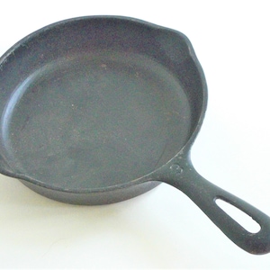 Cast Iron 6 1/2&quot; Skillet #3 on Handle