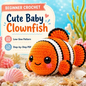 Puede incluir: Un juguete de pez payaso tejido a ganchillo con rayas de color naranja brillante, blanco y negro, ojos negros grandes y mejillas rosadas. La imagen incluye el texto BEGINNER CROCHET Cute Baby Clownfish, Low-Sew Pattern y Step-by-Step PDF.