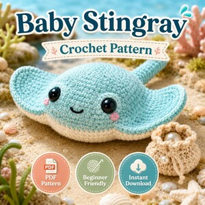 Peut inclure: Une raie au crochet bleu clair avec des yeux de sécurité noirs et des joues roses. Le texte indique Baby Stingray Crochet Pattern, PDF Pattern, Beginner Friendly, et Instant Download. La raie est posée sur du sable avec des coquillages.