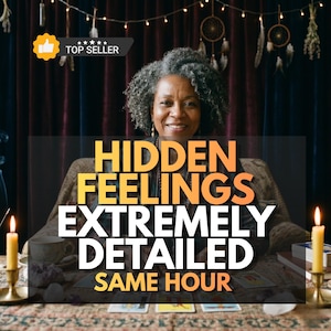 Puede incluir: Una persona con cabello gris rizado sentada a una mesa con cartas de tarot, dos velas encendidas en candelabros de latón y cristales. El texto dice HIDDEN FEELINGS EXTREMELY DETAILED SAME HOUR. Una insignia de vendedor está en la esquina.
