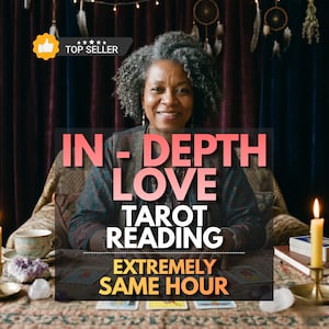 Könnte beinhalten: Ein Tarot-Leseservice mit dem Text IN-DEPTH LOVE TAROT READING EXTREMELY SAME HOUR. Das Bild zeigt eine Person mit grauem lockigem Haar, einem dunklen gemusterten Hemd und verschiedenen Tarotkarten, die auf einem Tisch mit einer Kerze liegen.