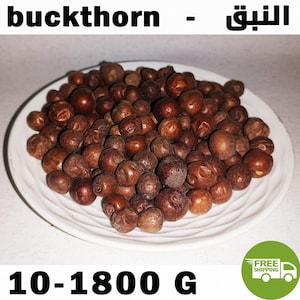 Könnte beinhalten: Ein Haufen getrockneter, runder, brauner Faulbaumbeeren auf einem weißen Teller mit gewelltem Rand. Der Text "buckthorn" und "10-1800 G" ist zu sehen, sowie ein grünes Symbol mit einem LKW und dem Text "FREE SHIPPING".