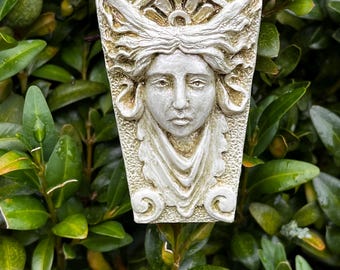 Adorno arquitectónico con diseño de rayos de sol en el rostro de una mujer victoriana