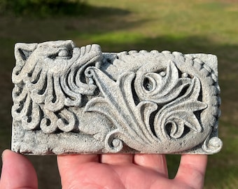 Gárgola de león, mordedor de cola, montaje en pared, escultura fundida a mano