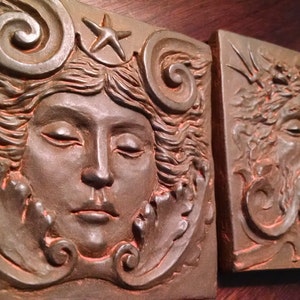 Azulejo de diosa del mar con acabado de hierro envejecido, cuadrado de 4 x 4 pulgadas, rostro de mujer con espirales y estrella de mar, de Richard Chalifour.