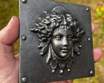 Nueva Luna más grande en acabado de hierro ennegrecido, arquitectura clásica, rostro de mujer, pisapapeles victoriano de reproducción, Cast Shadows Studio