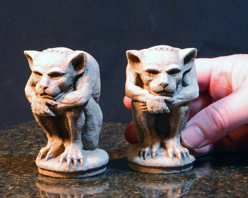 Paar kleine Irving Gargoyles, Gothic Statuen NYC-Cast Stone Skulptur, Geschenkidee, Handgemachtes Sammlerstück Bild 1