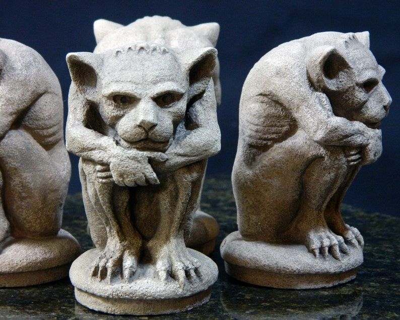 Paar kleine Irving Gargoyles, Gothic Statuen NYC-Cast Stone Skulptur, Geschenkidee, Handgemachtes Sammlerstück Bild 4